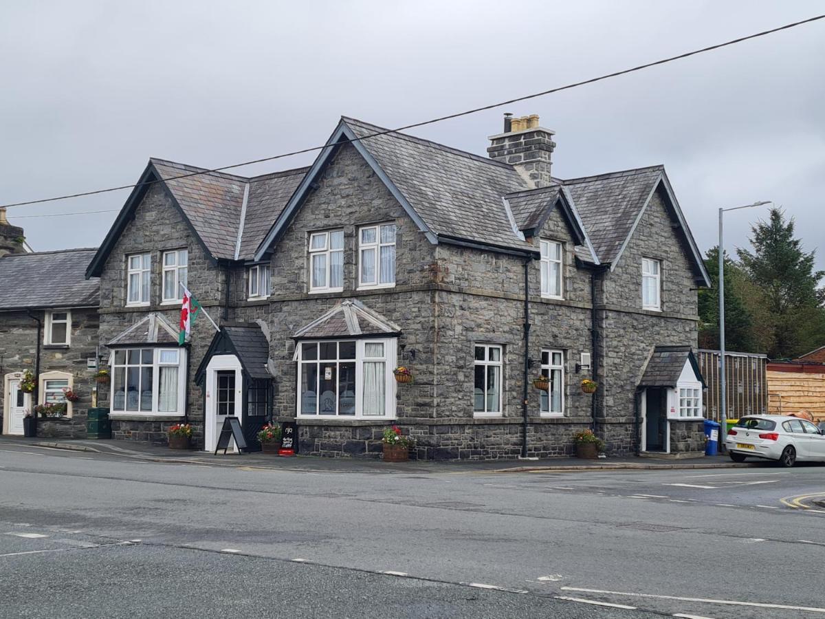 Y Griffin Hotel Penrhyndeudreath Exterior photo